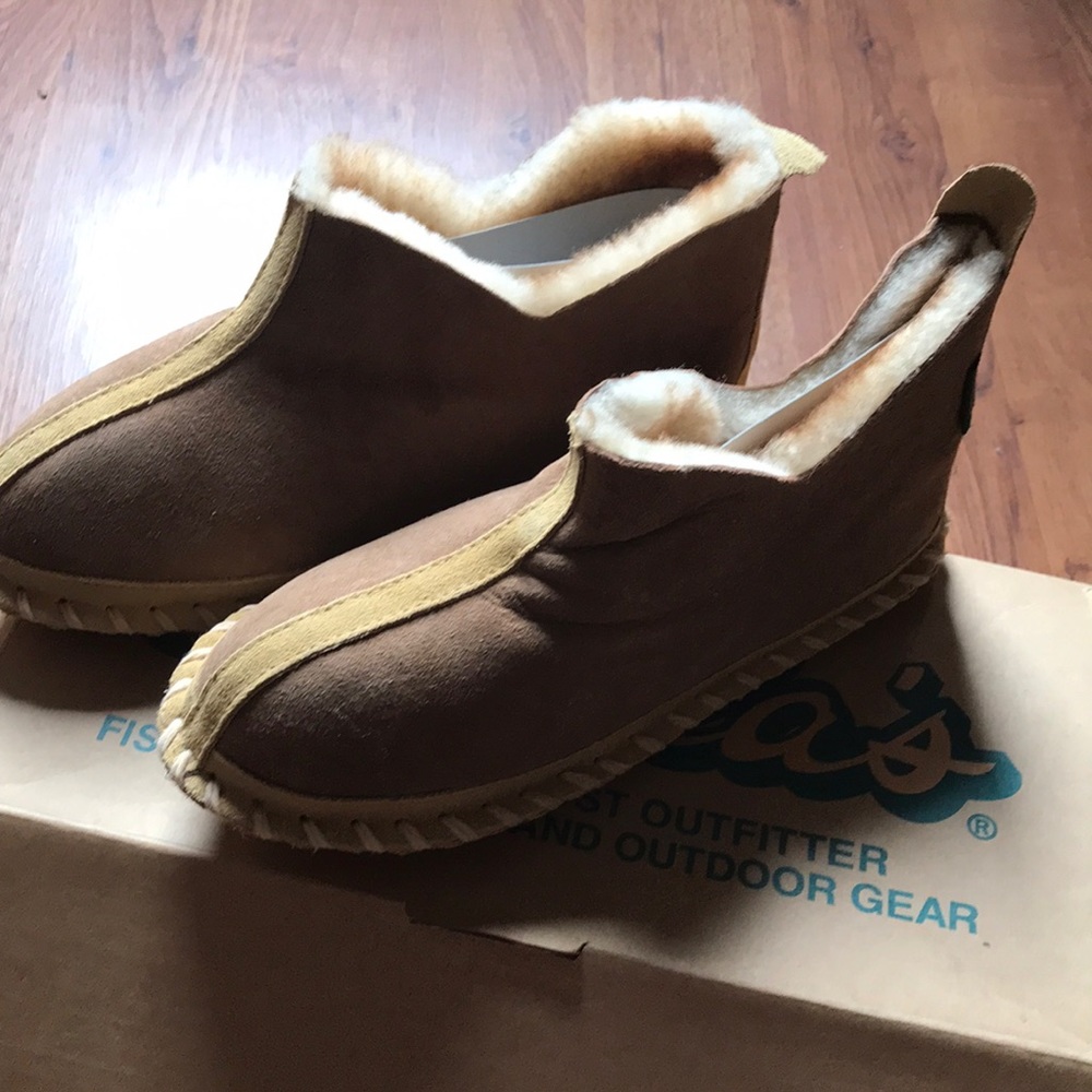 NEW Cabela’s Mocassin Shearling Slippers
